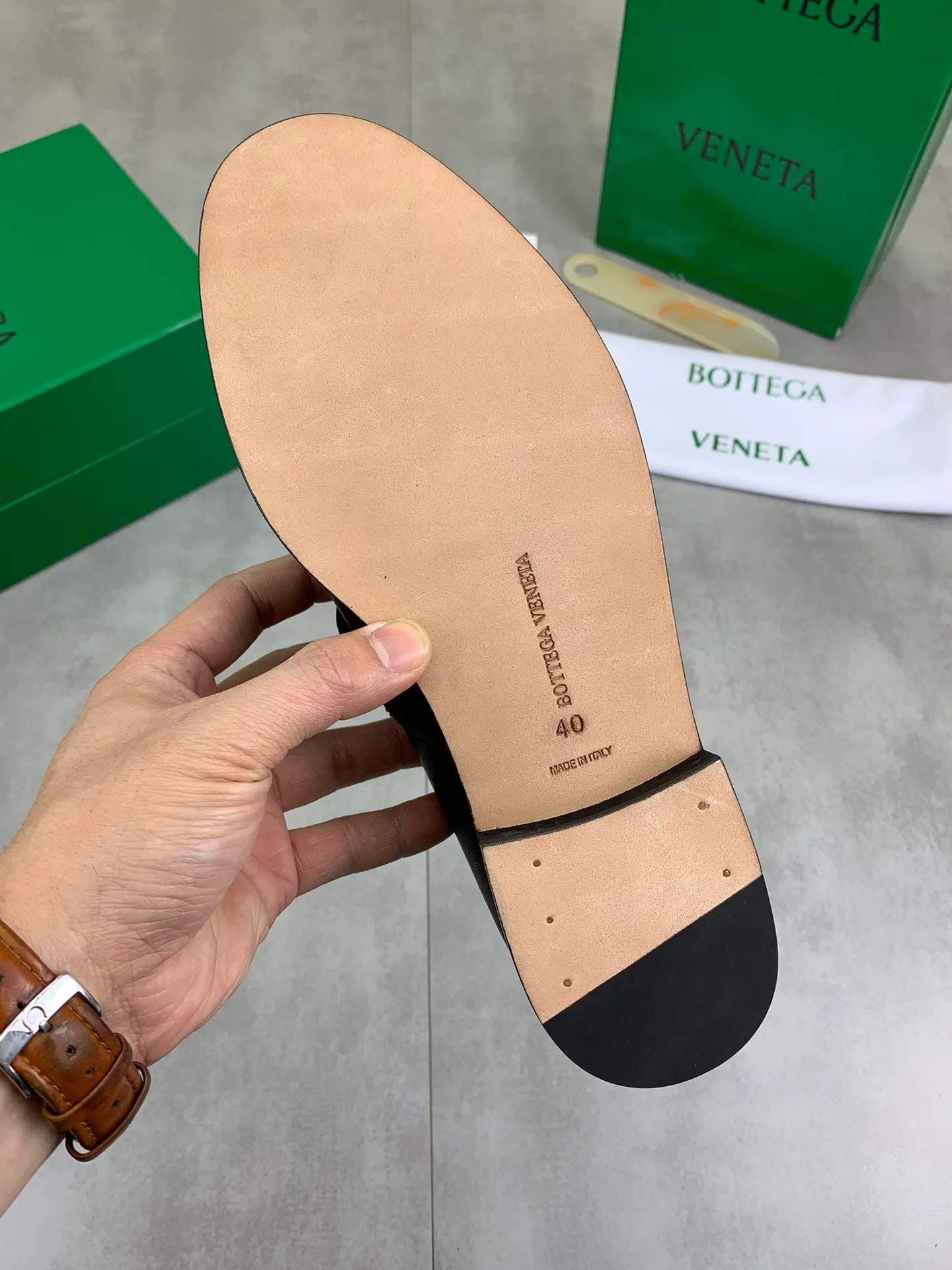 Men's shoes 💰P820 [New model] (genuine leather outsole) water-dyed cow lining 💰High-quality business couple leather shoes 💎💎💎 BOTTEGA VENETA official website synchronizes the latest top version of BV in the market, accept material comparison, shoe type comparison, process comparison, practical and textured, versatile and suitable for any occasion, the more you look at it, the more flavorful it becomes. Purely hand-knitted craftsmanship - Upper material, calfskin imported from Italy 🇮🇹 - High-quality water-dyed cowhide lining - Original private model customized leather outsole -Size: Female 35-39 (40 ordered) Male 39-44 (38 45 can be customized) Color: Multiple colors available